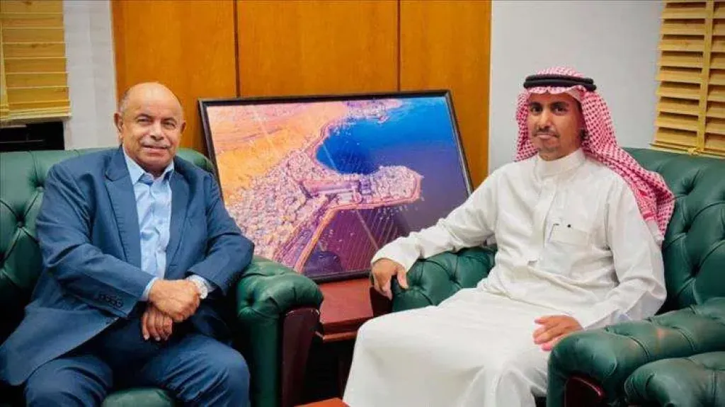 ”مدينة لا تغادر الذاكرة”.. صحفي سعودي يودّع المكلا حاملاً ذكريات الكرم الحضرمي ورسائل الأمل